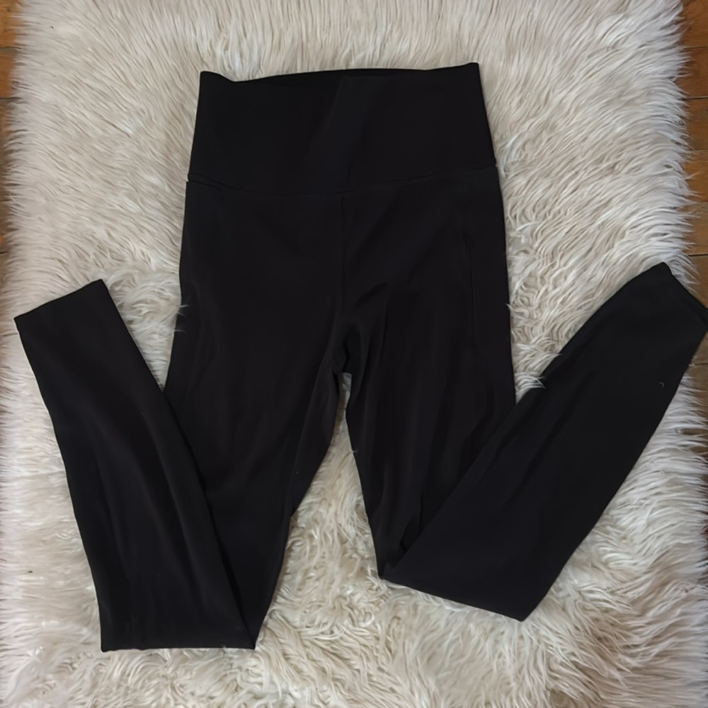 Vuori Women's Studio Pocket Black Leggings - Picture 3 of 5